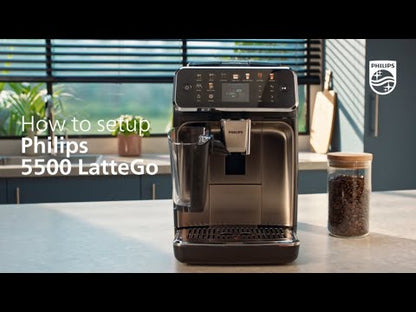 Philips Serie 5500 Kaffeevollautomat – LatteGo Milchsystem, 20 heiße und kalte Kaffeespezialitäten, 40% leiser mit SilentBrew, QuickStart, Schwarz und Silber (EP5546/70)